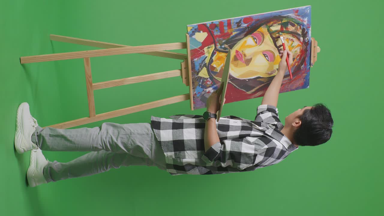 Un artista che dipinge un ritratto