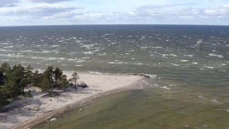 Gleitender-Blick-Auf-Kap-Kolka