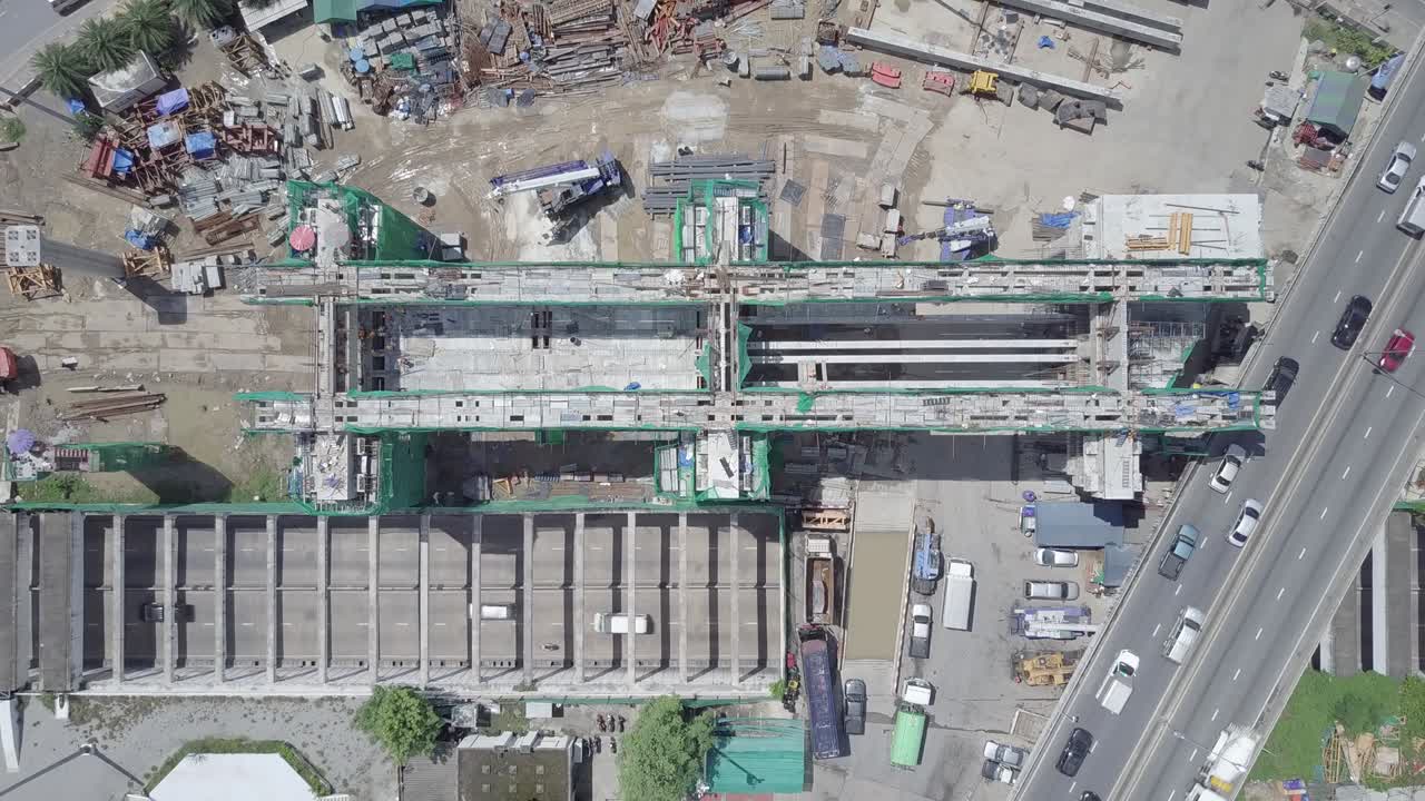 vista aérea de arriba moviéndose hacia arriba del transporte público construcción de trenes eléctricos en el centro de la rotonda y el túnel en bangkok tailandia