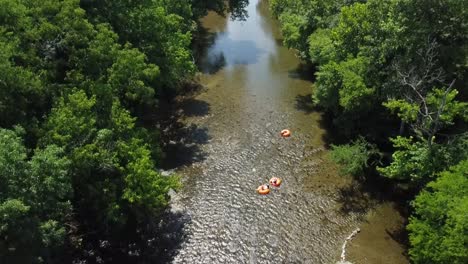 familia entubada por el arroyo en las montañas de tennessee