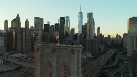 Los-Delanteros-Vuelan-Sobre-El-Puente-De-Brooklyn.-Tráfico-Pesado-En-La-Carretera-A-Su-Alrededor.-Edificios-Modernos-De-Gran-Altura.-Manhattan,-Ciudad-De-Nueva-York,-Estados-Unidos