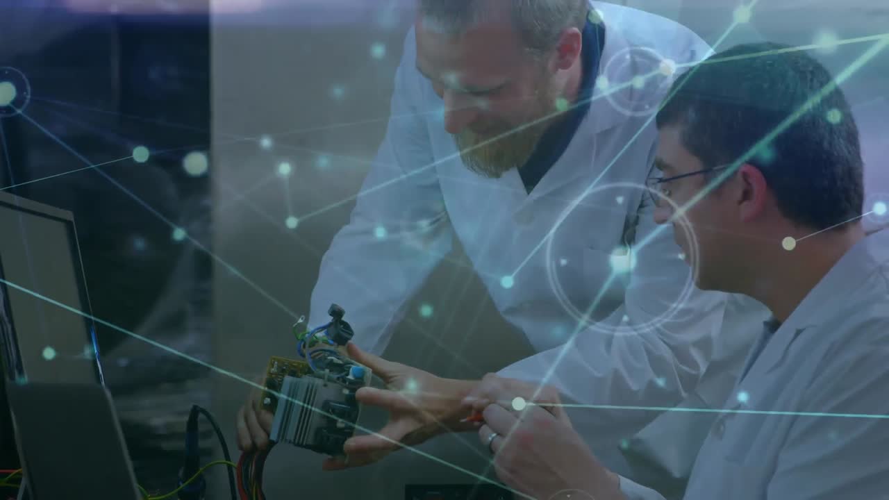 animación de la red de conexiones sobre hombres caucásicos reparando hardware de computadora