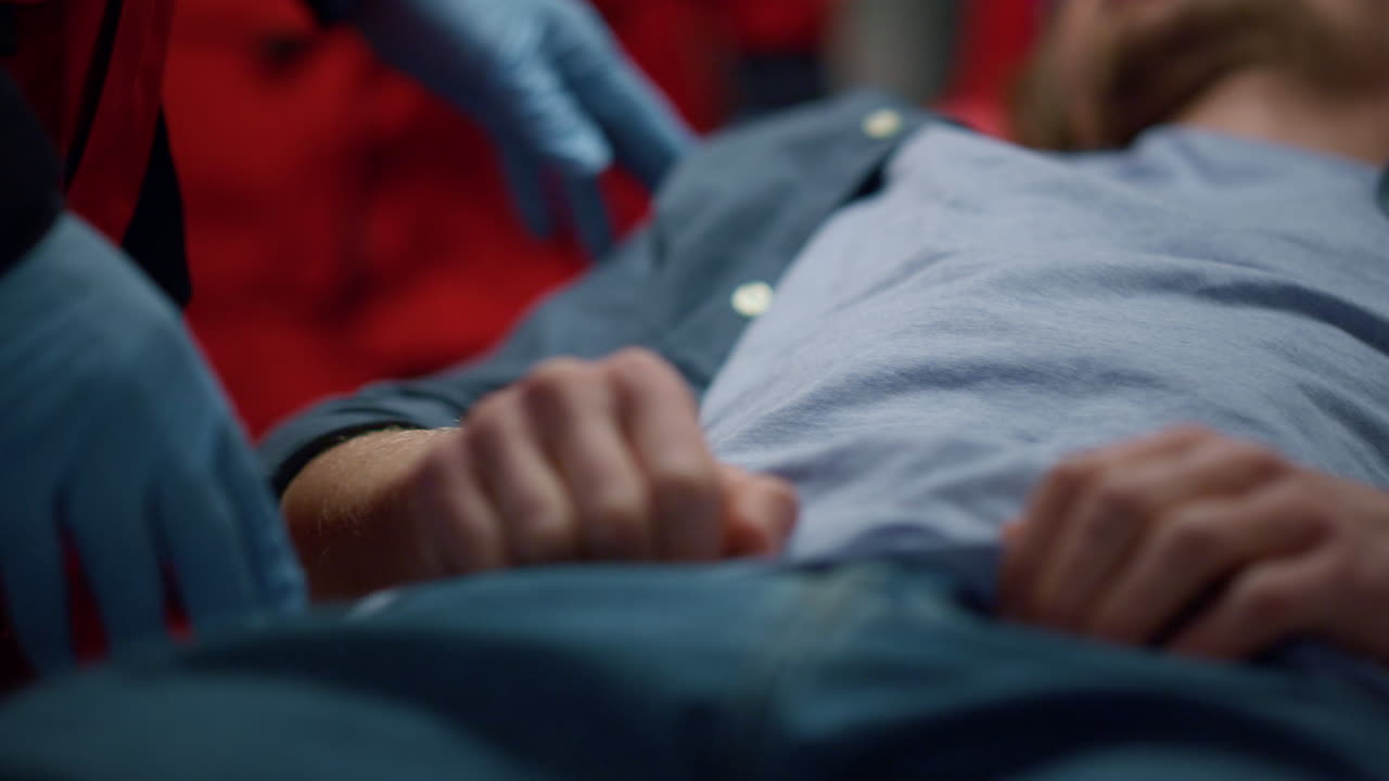 환자 에 서 있는 의사. 가까운 남성 희생자 가 트레저 에 누워 있다