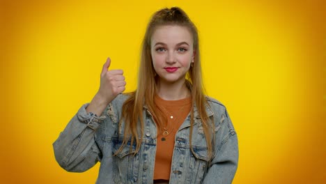 Teenager-Mädchen-Zeigt-Nach-Unten,-Sagt,-Abonnieren,-Gestikuliert-Ok-Und-Wie,-Zeigt-Platz-Für-Werbung