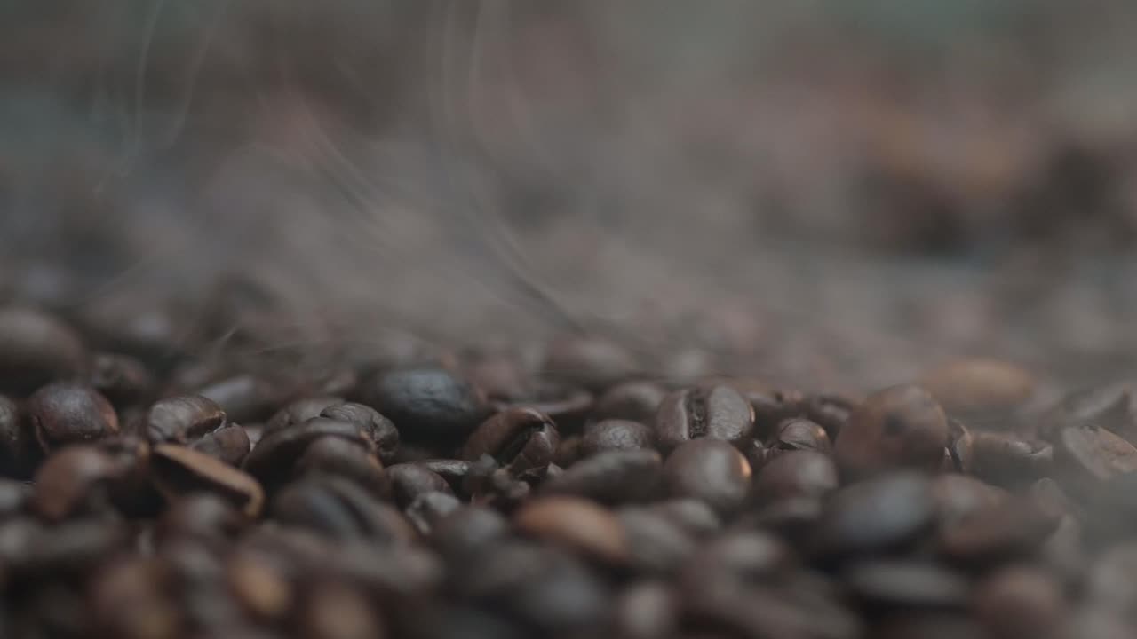 증기되는 커피 콩을 통해 꺼내