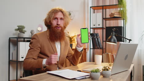 Geschäftsmann-Hält-Smartphone-Mit-Greenscreen-Chroma-Key-Modell,-Empfiehlt-Gute-Anwendung