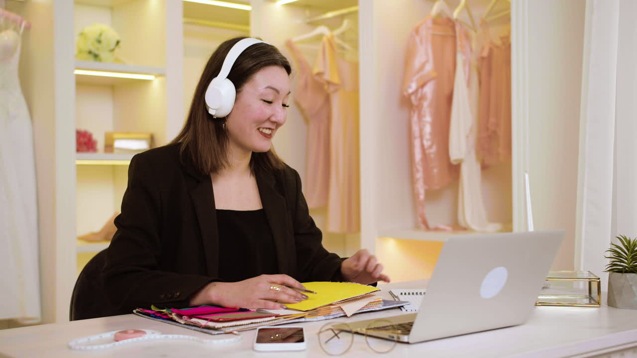 웨딩 드레스 가게 에 있는 아시아인 여자