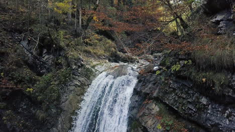 Drone-Descendiendo-Frente-A-Una-Cascada-En-Los-Alpes-Austriacos-En-Otoño