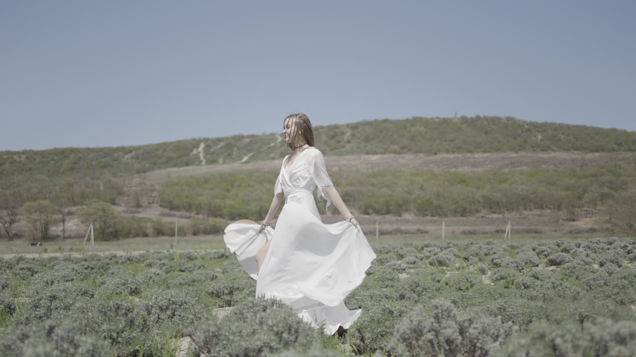 라벤더 에서 는  드레스를 입은 여자