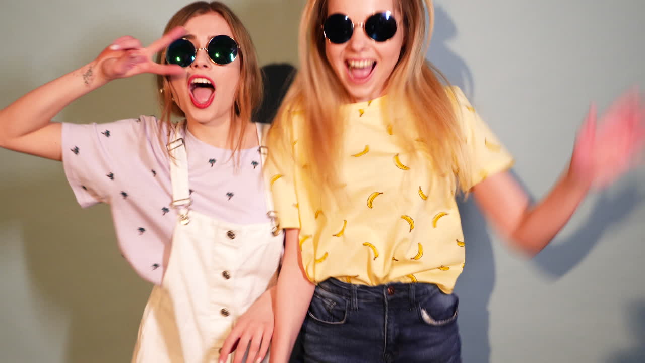 amigos felices divirtiéndose