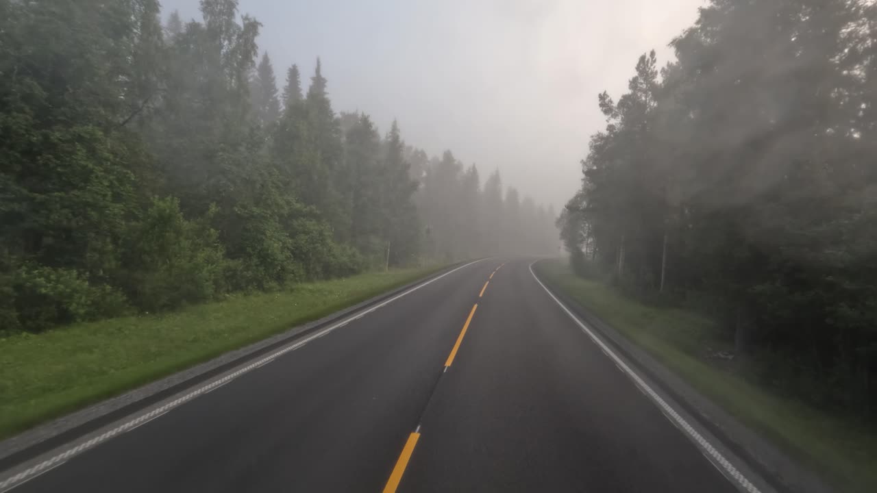 노르웨이의 도로에서 안개. 포브 자동차 여행. 노르웨이의 도로에서 자동차를 운전하는 차량 시야.