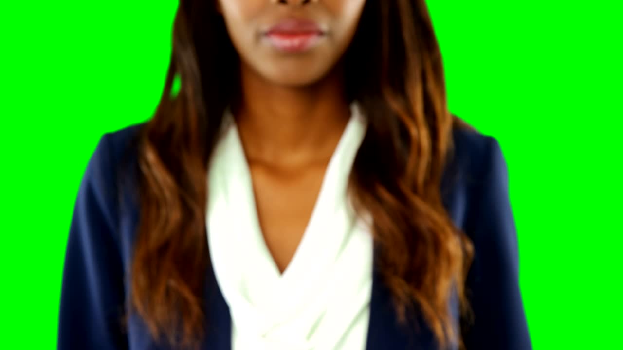 mulher fingindo usar uma tela invisível 4k