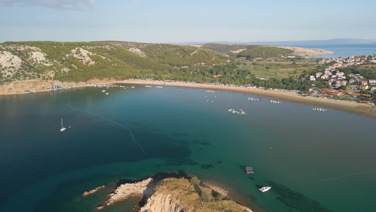 아드리아 해의 작은 섬에 있는 크로아티아 해변의 항공 영상, 섬의 군도