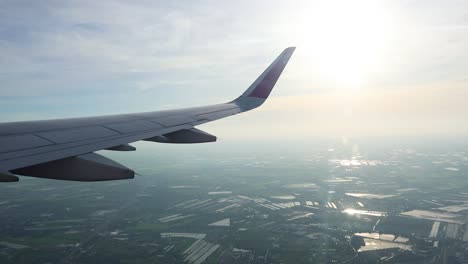 avión volando sobre krabi, tailandia al amanecer