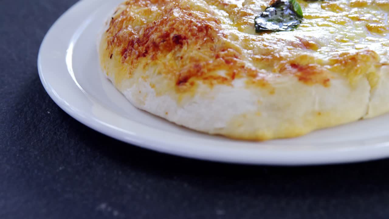 접시 에 제공 되는 구운 피자