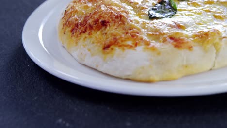 pizza al horno servida en un plato