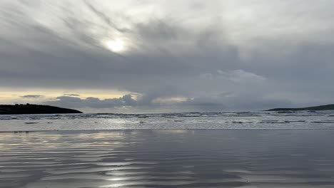 Breiter-Panorama-Sandstrand-In-Zeitlupe-Im-Winter-Mit-Sonne-In-Den-Wolken