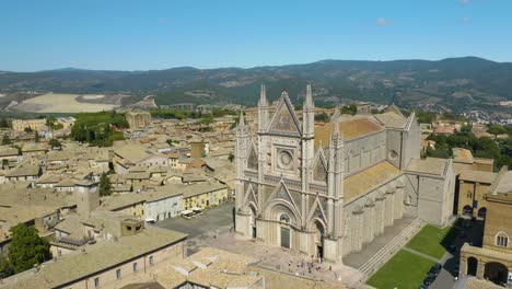 aerial establishing shot of orvieto cathedral in piazza del duomo