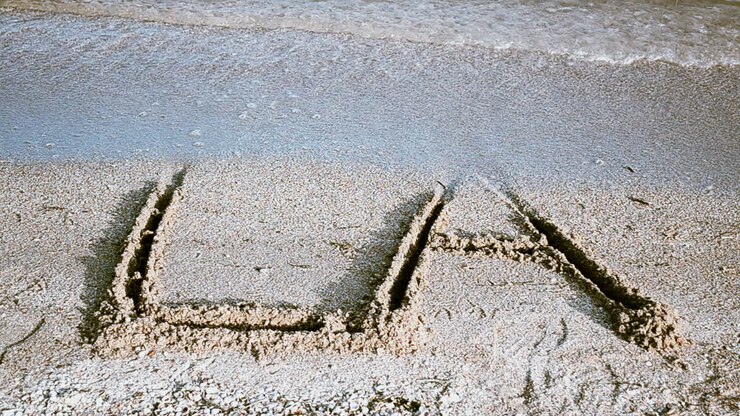 L'iscrizione LA sulla sabbia. Iscrizione sulla sabbia, la spiaggia.