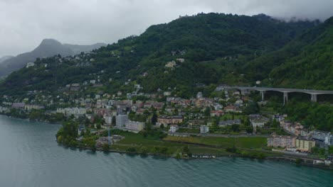 Ciudad-De-Viajes-De-Ascona-En-Suiza-Hay-Muchos-árboles-Alrededor-De-La-Ciudad-Y-Hay-Muchas-Cuatro-Ruedas-En-El-Puente,-Y-Se-Ve-Muy-Hermoso