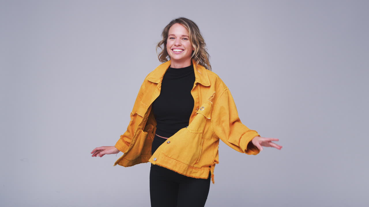 슬로우 모션으로  ⁇  배경에 춤추는 젊은 여성의 넓은 각도 스튜디오  ⁇