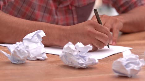 hombre de negocios casual escribiendo notas en papel