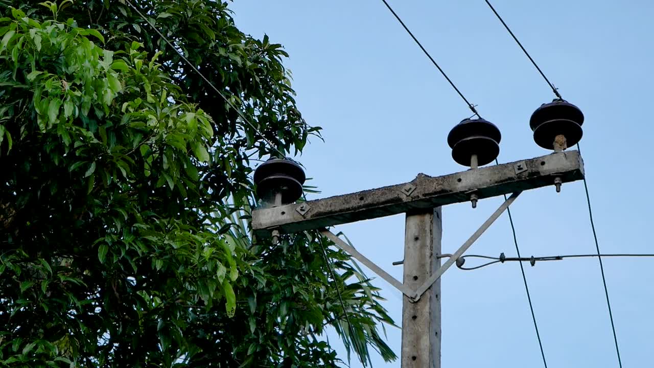 torre de electricidad en un pueblo rural, tailandia