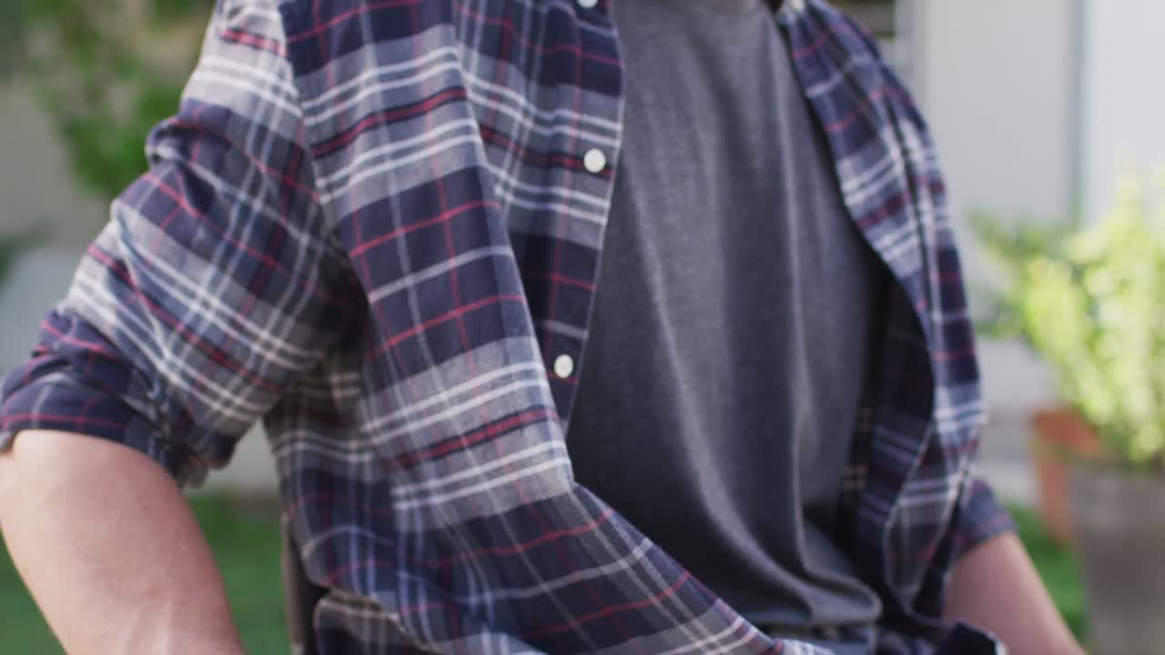 ⁇ 체어 에 앉아 카메라 를 바라보는 사려 깊은 백인 장애인 의 초상화