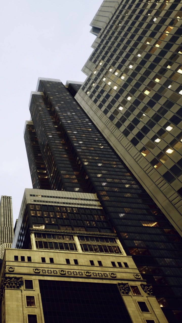 Alti edifici si ergono verso il cielo in una città frenetica.
