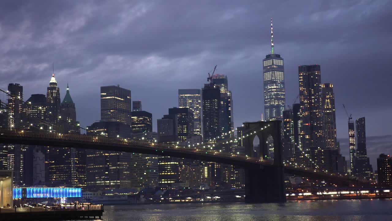 Skyline di Manhattan con il Ponte di Brooklyn nell'inquadratura.