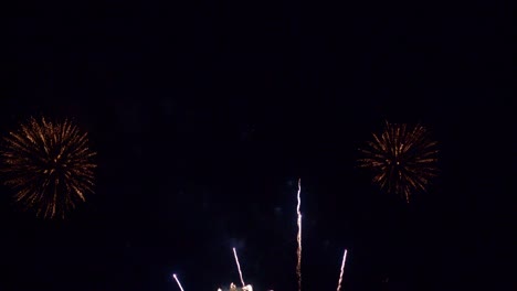 hermosa exhibición de trabajo de fuego colorido por la noche para la celebración en el festival