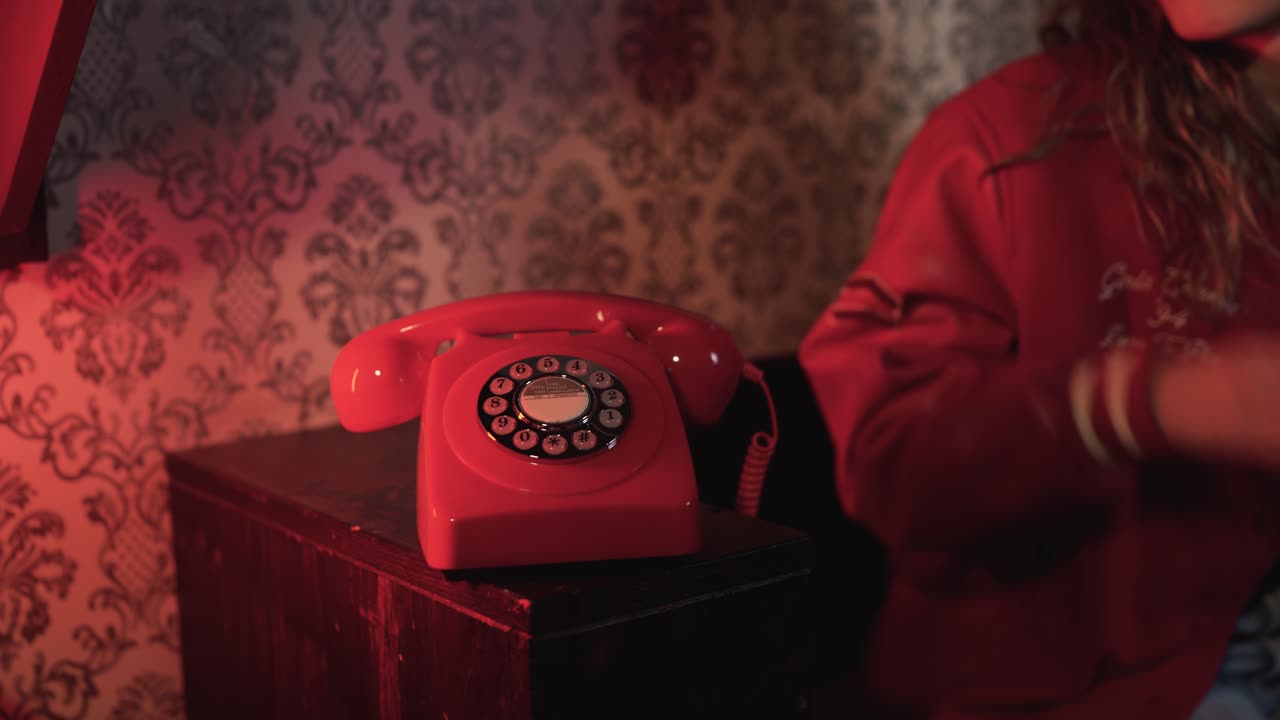 Wanita menjawab telepon retro merah