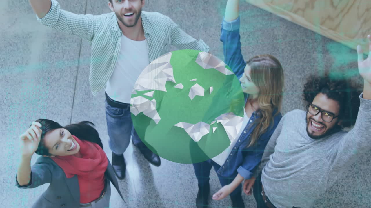 미소 짓는 비즈니스 동료들의 손으로 쌓이는 지구의 애니메이션과 데이터 처리