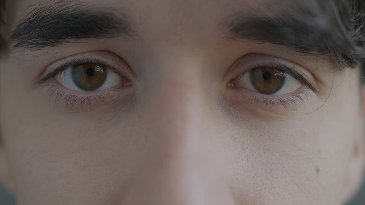 사람의 눈을 닫고