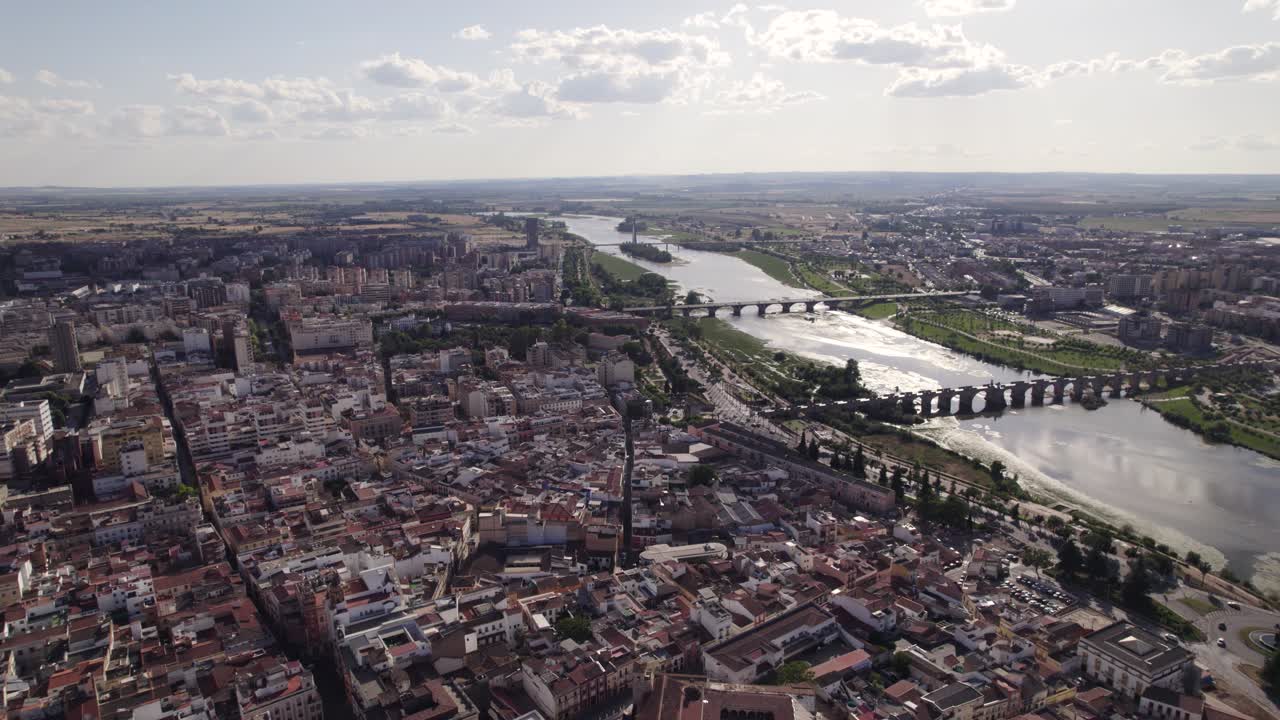 Ripresa aerea cinematografica del centro di Badajoz, inquadratura di apertura.