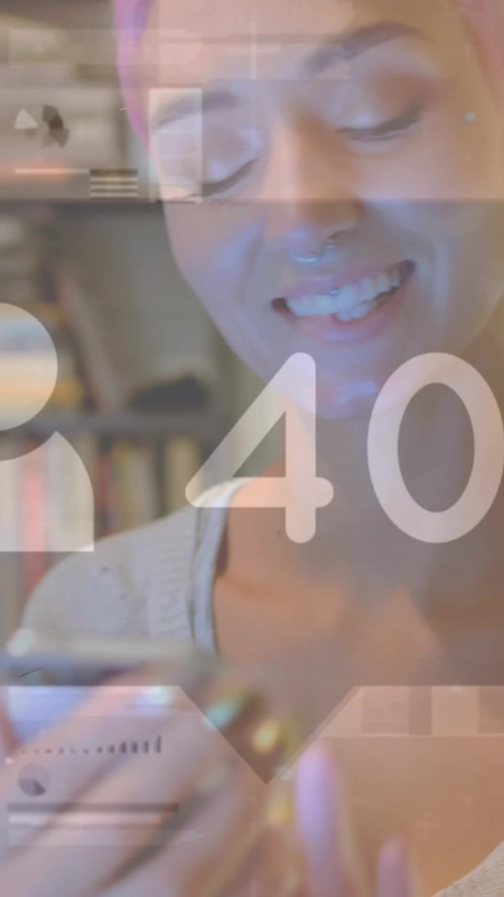 Vídeo vertical: Mulher em casa tocando no smartphone, verificando análises subindo de 20 para 70 através de uma interface de usuário tênue.