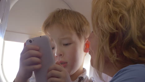 Abuela-Hablando-Con-Su-Nieto-En-El-Avión