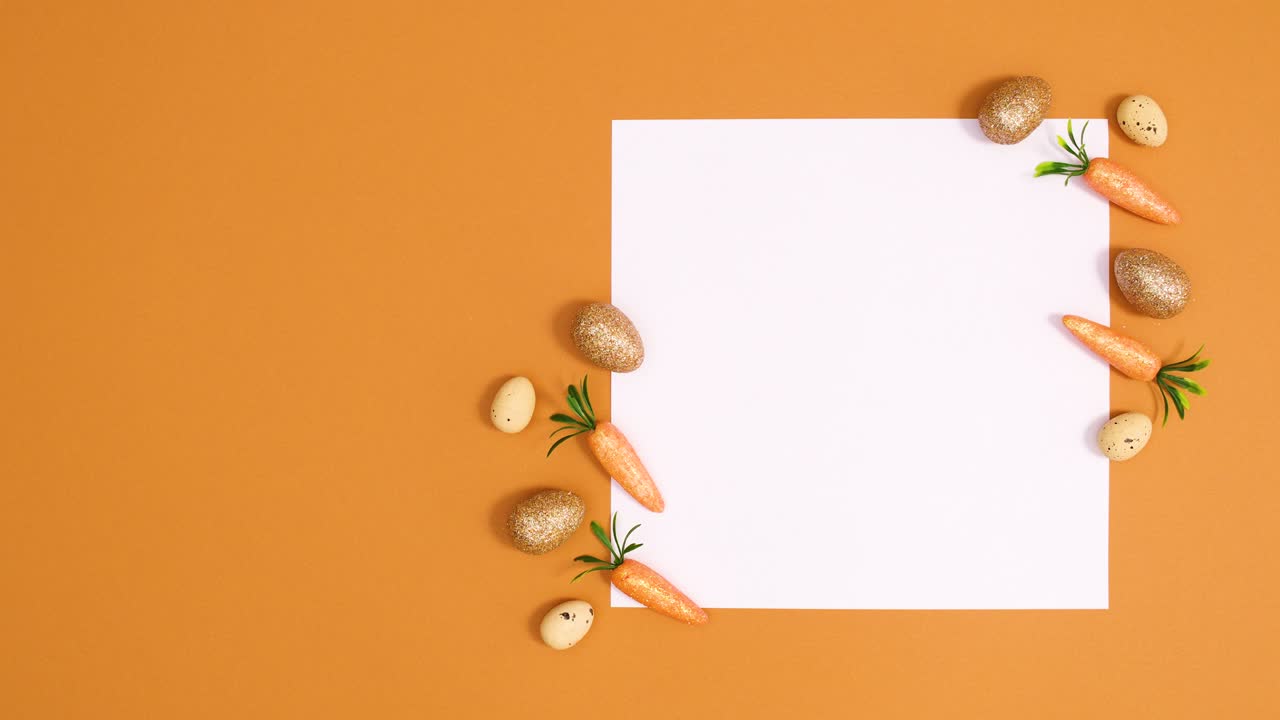 los huevos de oro y las zanahorias aparecen alrededor de la nota de tarjeta de papel en fondo naranja.