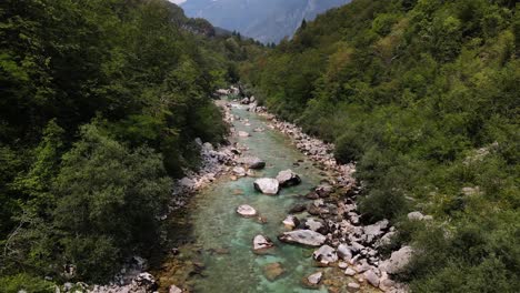 Erstaunliche-Drohnenaufnahme-Des-Flusses-Soča-In-Slowenien