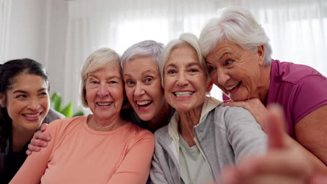 Yoga-Kurs,-Gesichts-Selfie-Oder-ältere-Glückliche-Menschen