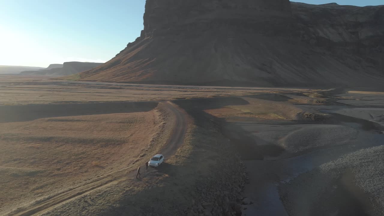 흥분으로 점프하는 관광객들의 궤도를 도는 공중 촬영
