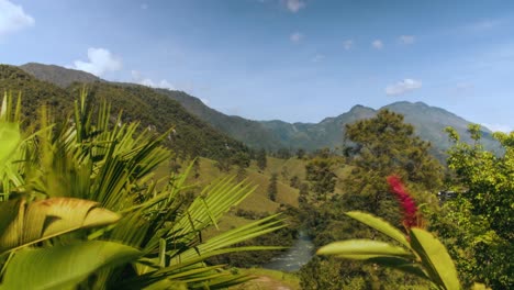 hermoso lapso de tiempo de la naturaleza con colinas, montañas, plantas y un río en lanquin, guatemala