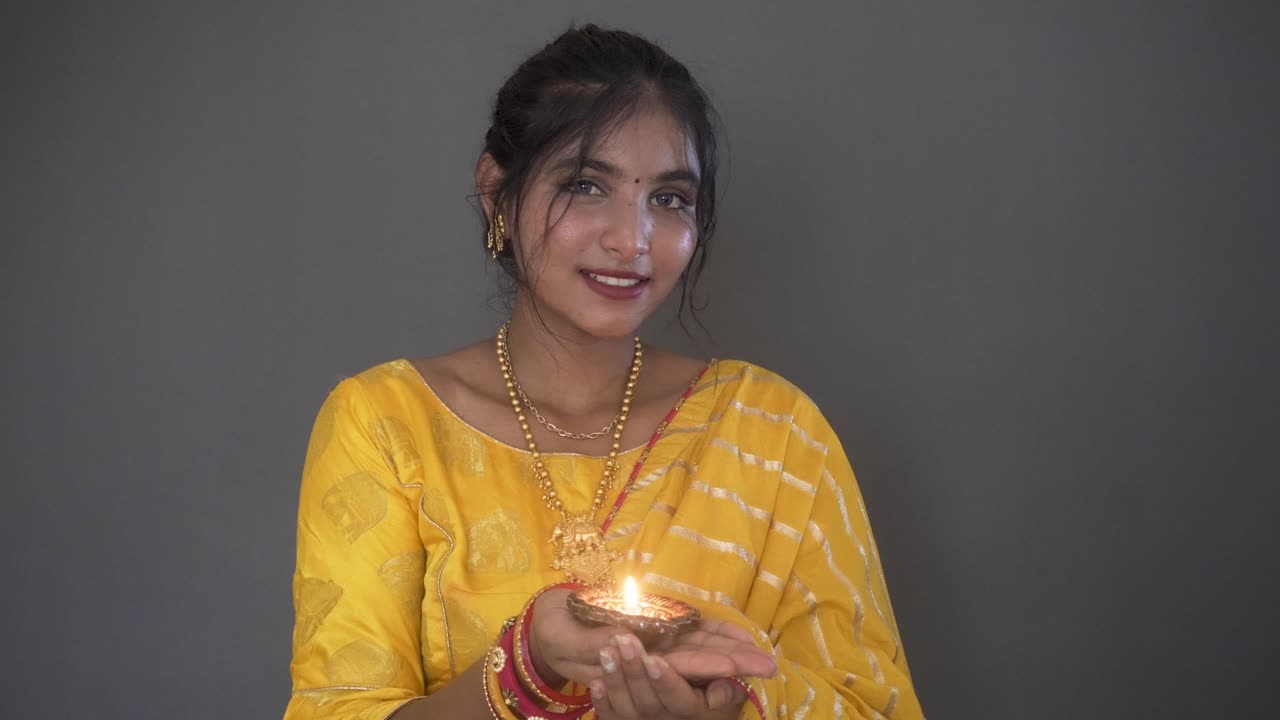 Ragazza indiana in sari indiano con diya Diwali