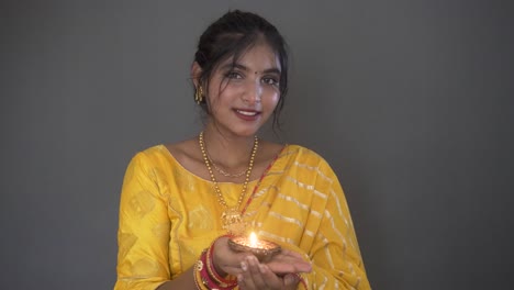 Niña-India-En-Sari-Indio-Con-Diwali-Diya