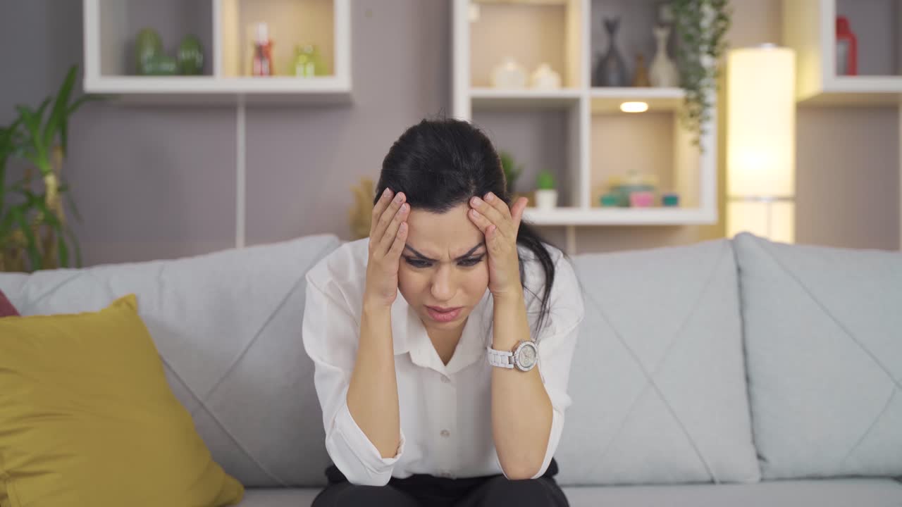 una mujer con dolor de cabeza.