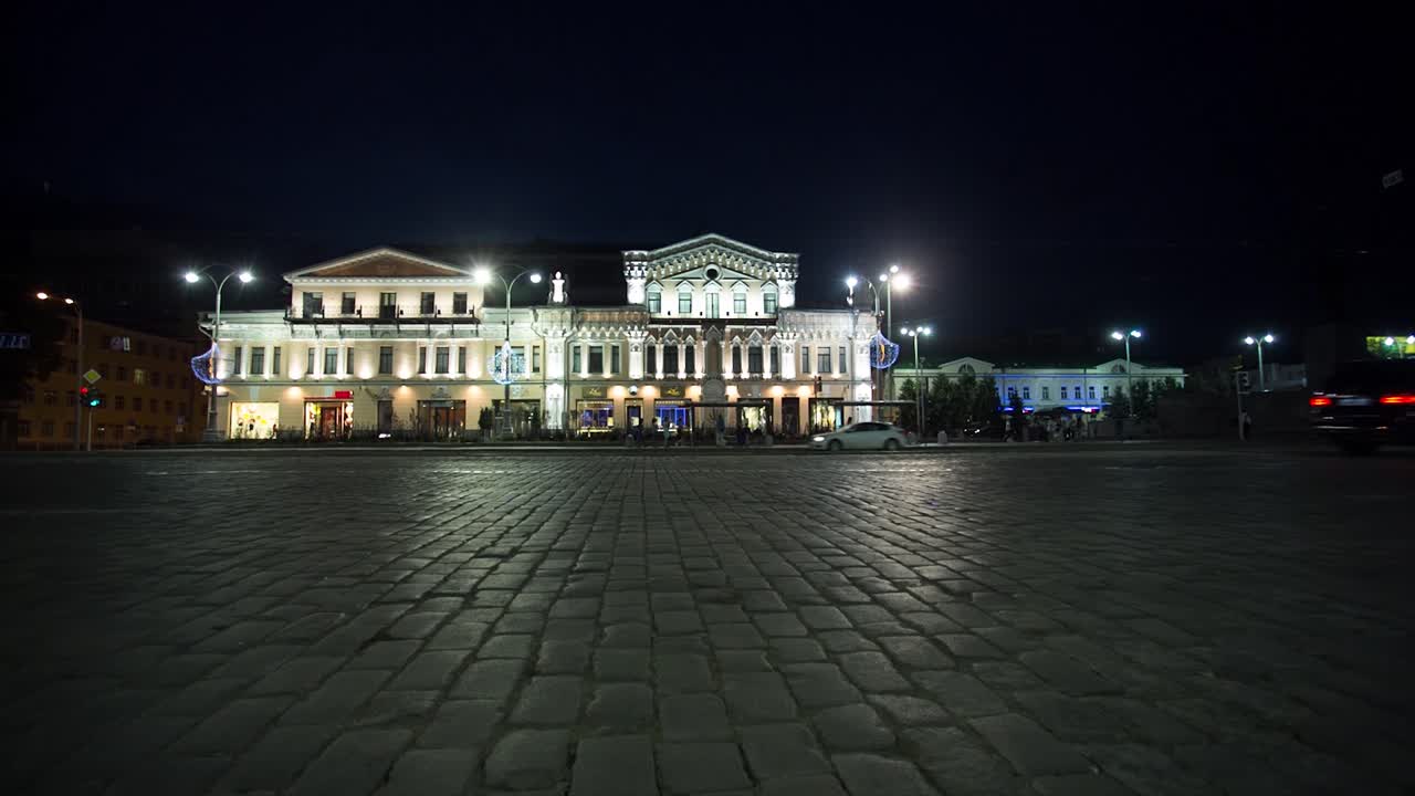 역사적인 건물이 있는 유럽 도시 광장의 야간 전망.