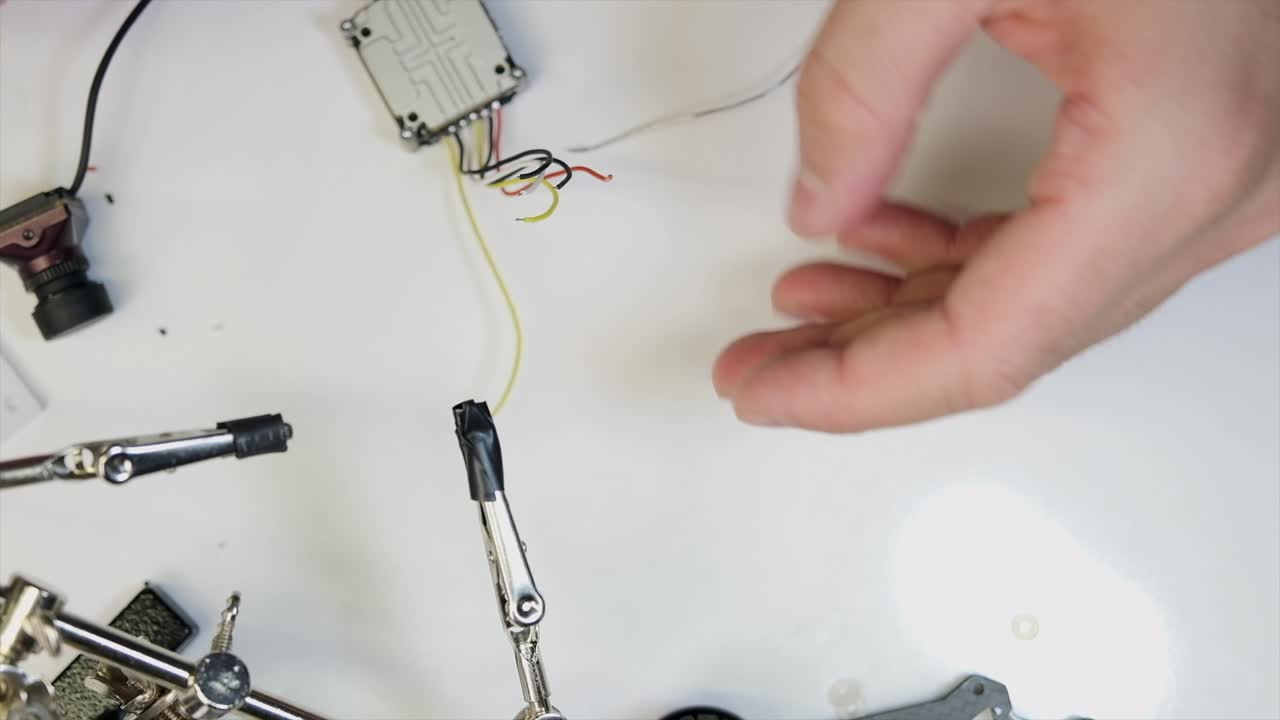 fabricación de drones, chips, soldaduras, reparaciones, mecánicos y placas base