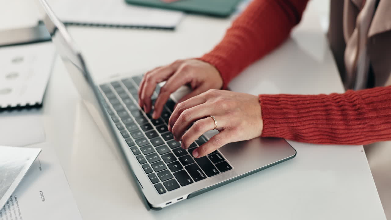 Una persona escribiendo en una computadora portátil