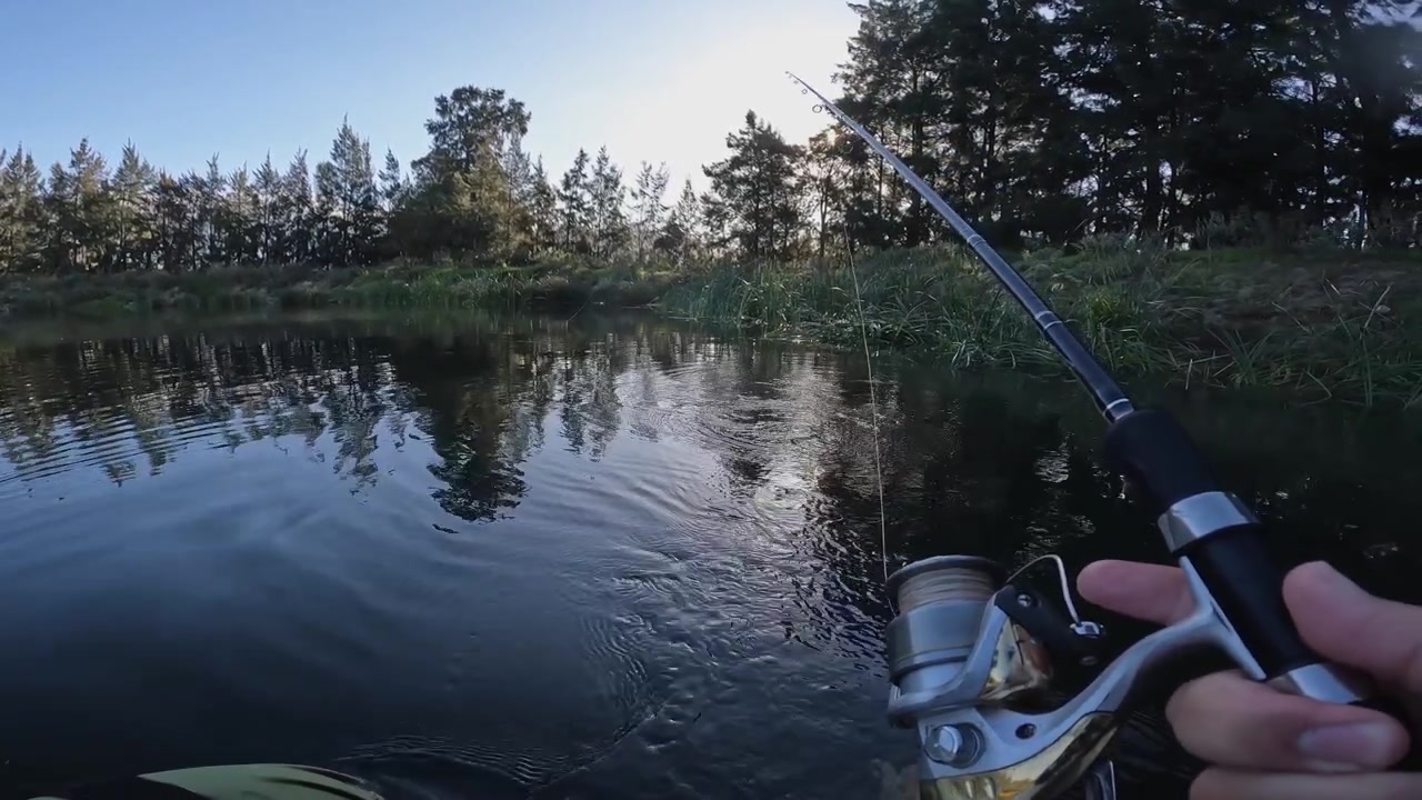 Pemancing di tabung apung bergerak menjauh dari tali pancing di air.