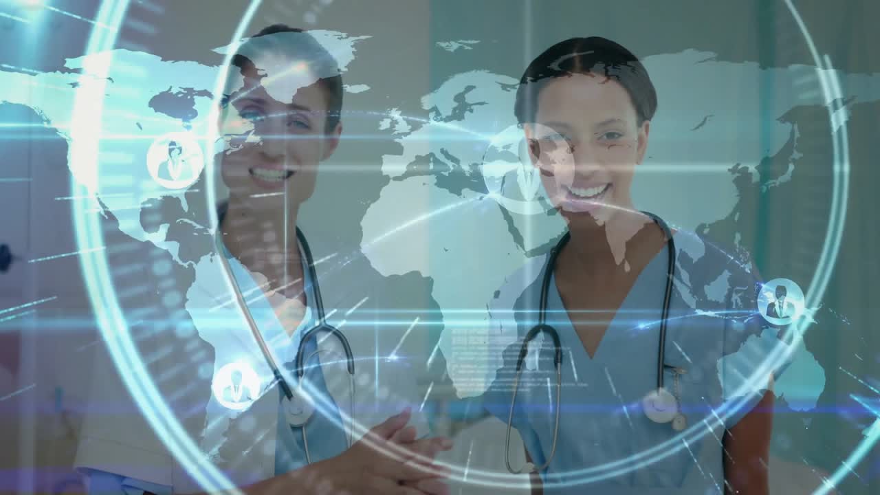 Enfermera jefe hablando con enfermera subalterna en un pasillo médico, activando un mapa holográfico y flujos de datos.